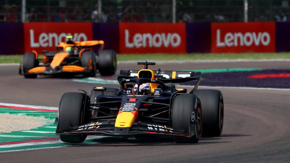 Max Verstappen résiste au retour de Lando Norris en fin de course à Imola