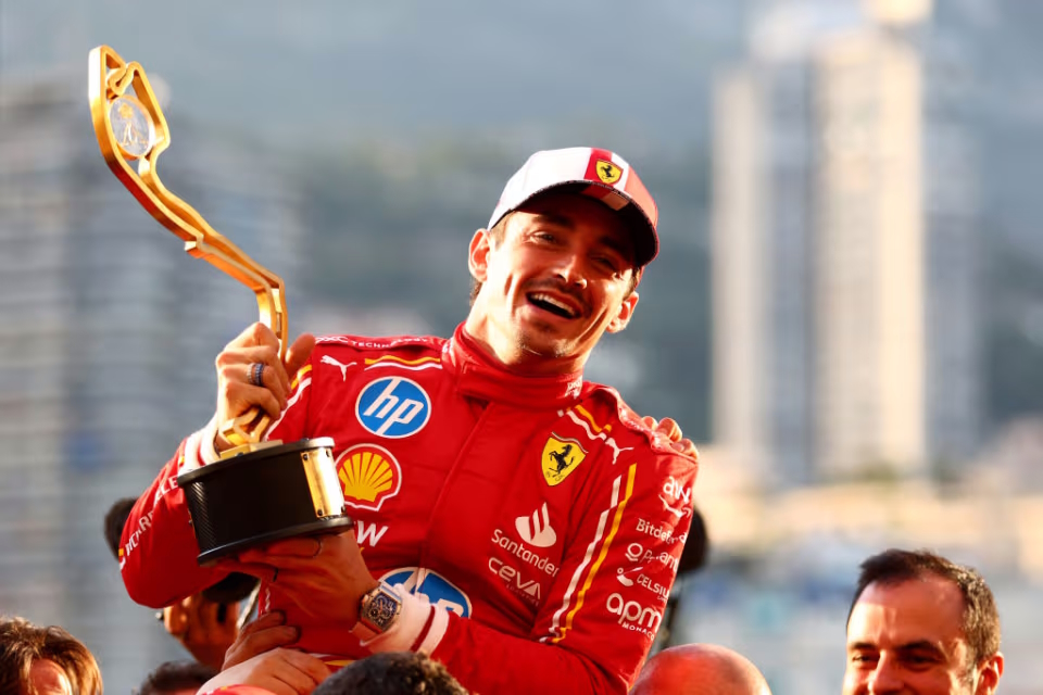 Charles Leclerc exhibe fièrement le trophée à l'éfigie du circuit de Monaco