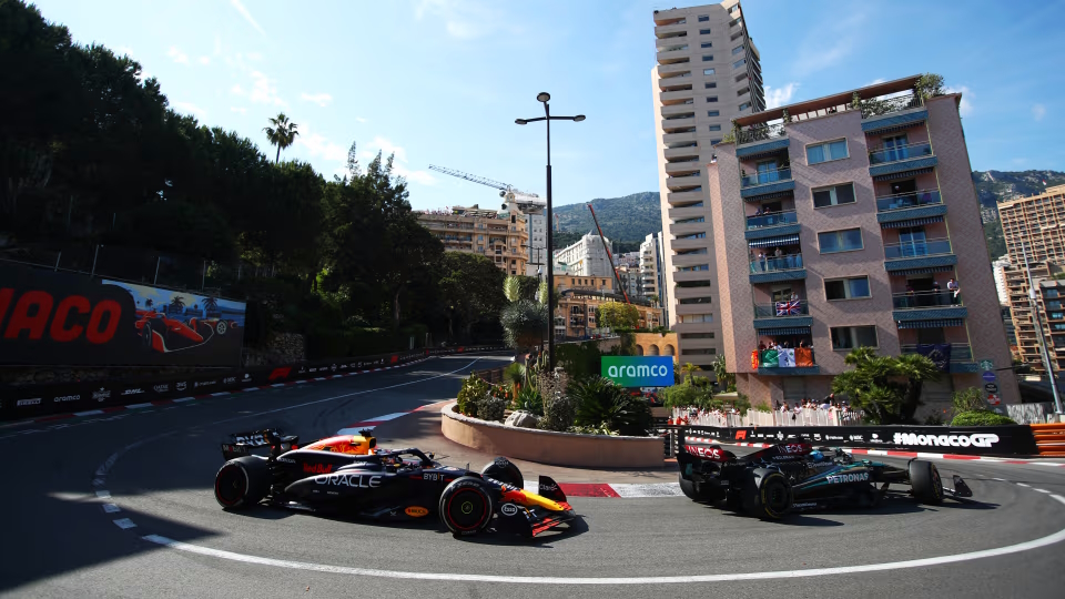 Max Verstappen a passé toute la course derrière la Mercedes de George Russell