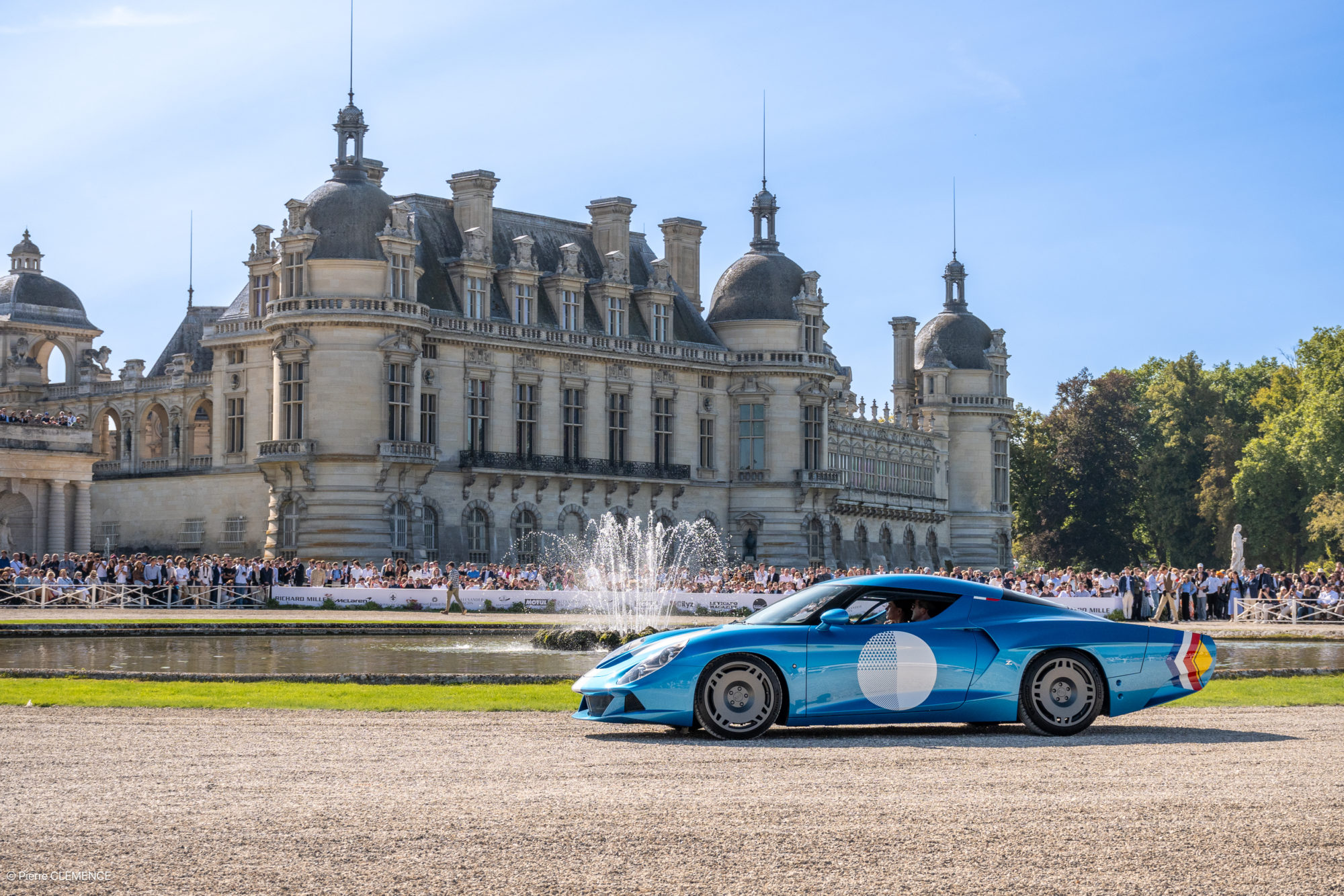 Image traditionnelle du château de Chantilly en arrière-plan du défilé